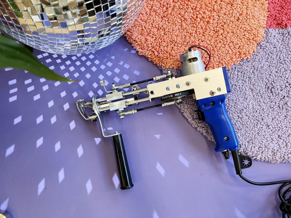 Basic Premium Starter Kit - AK-II Loop Pile - Classic Blue AK-II Loop Pile Tufting Machine + Rug Carving Clipper + 3 x 5,15m Premium Tuftingcloth Polyester + Carpet Grippers 72cm (Set of 10) + Threader (Set of 5) + 3,8 kg Rug Glue + Hemline Gold Threadcutter - Tuftinglove